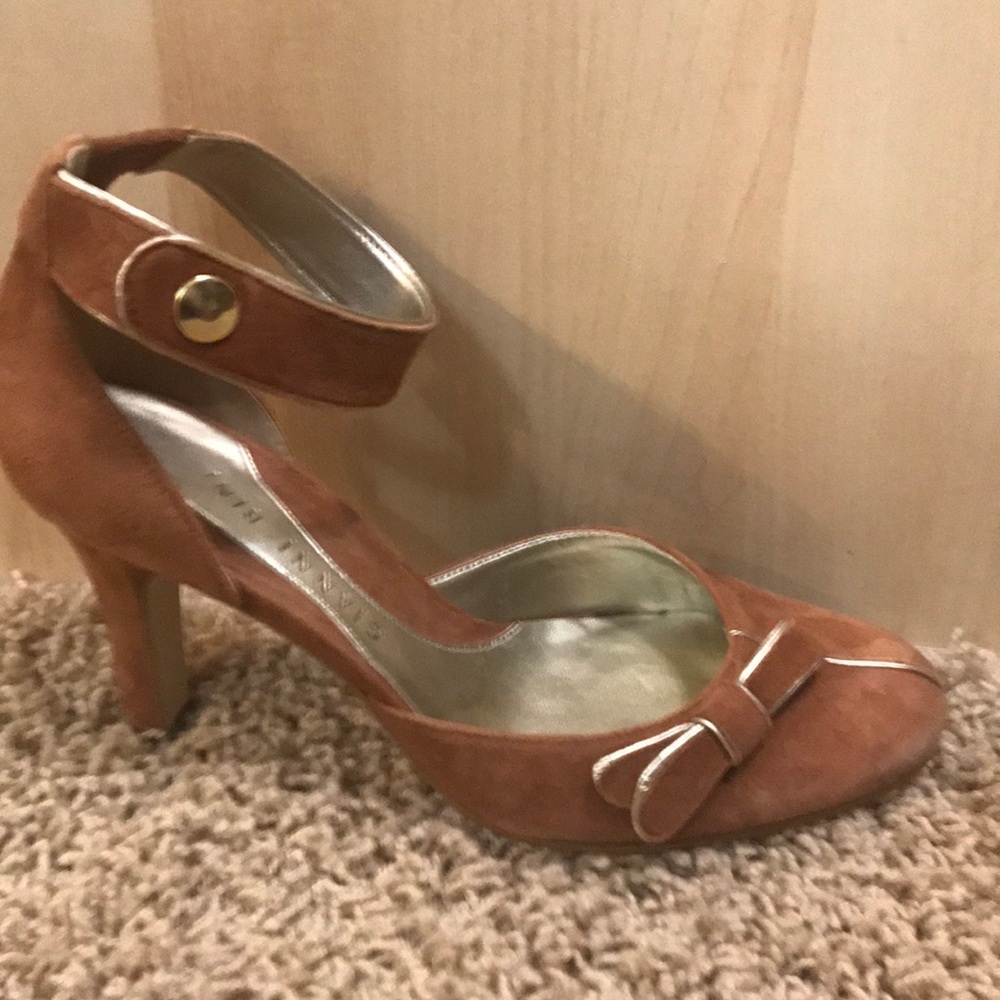 Size 6 1/2 Gianni Bini rust suede shoes